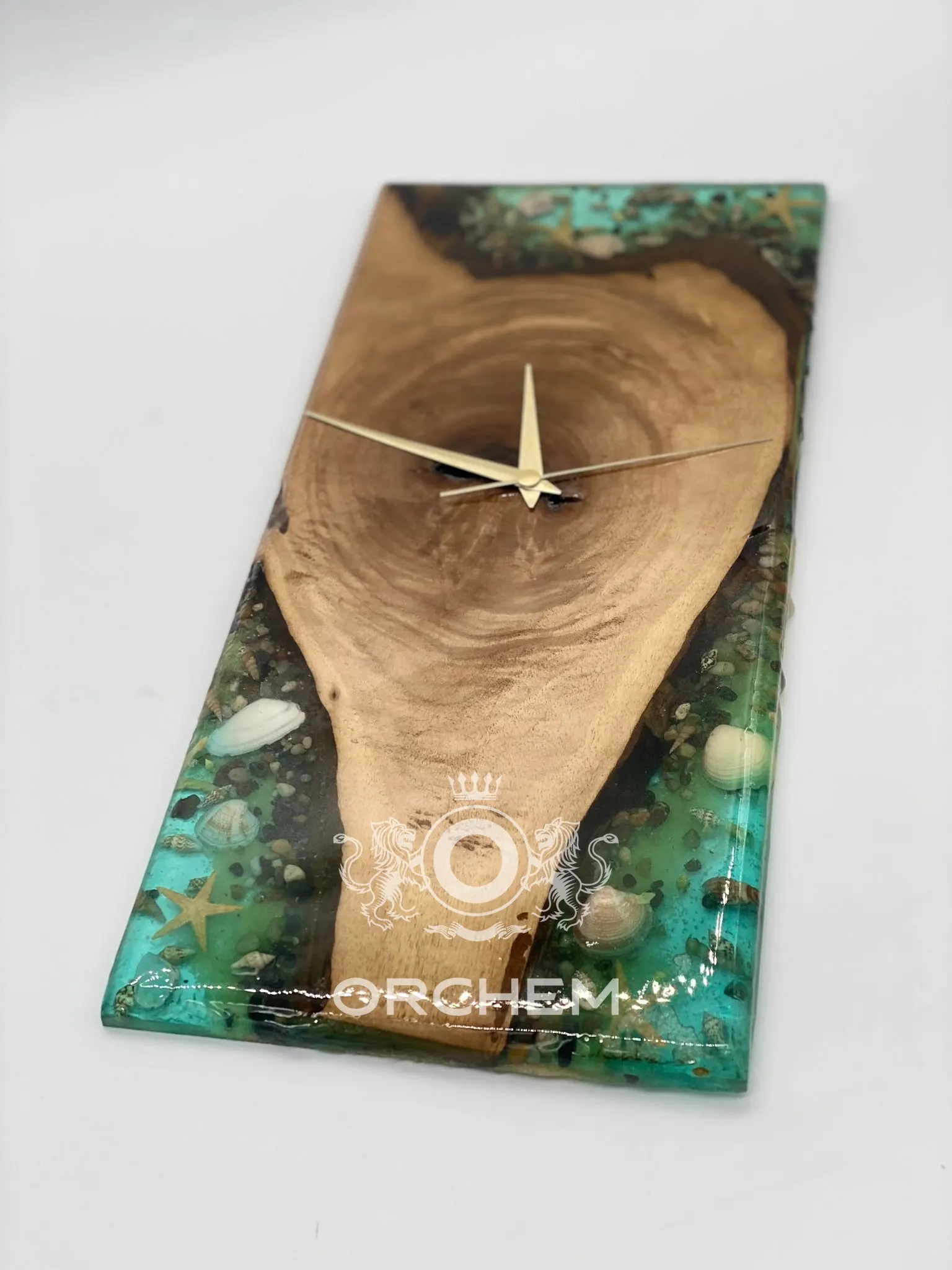 Wanduhr aus Holz und türkisem Epoxid