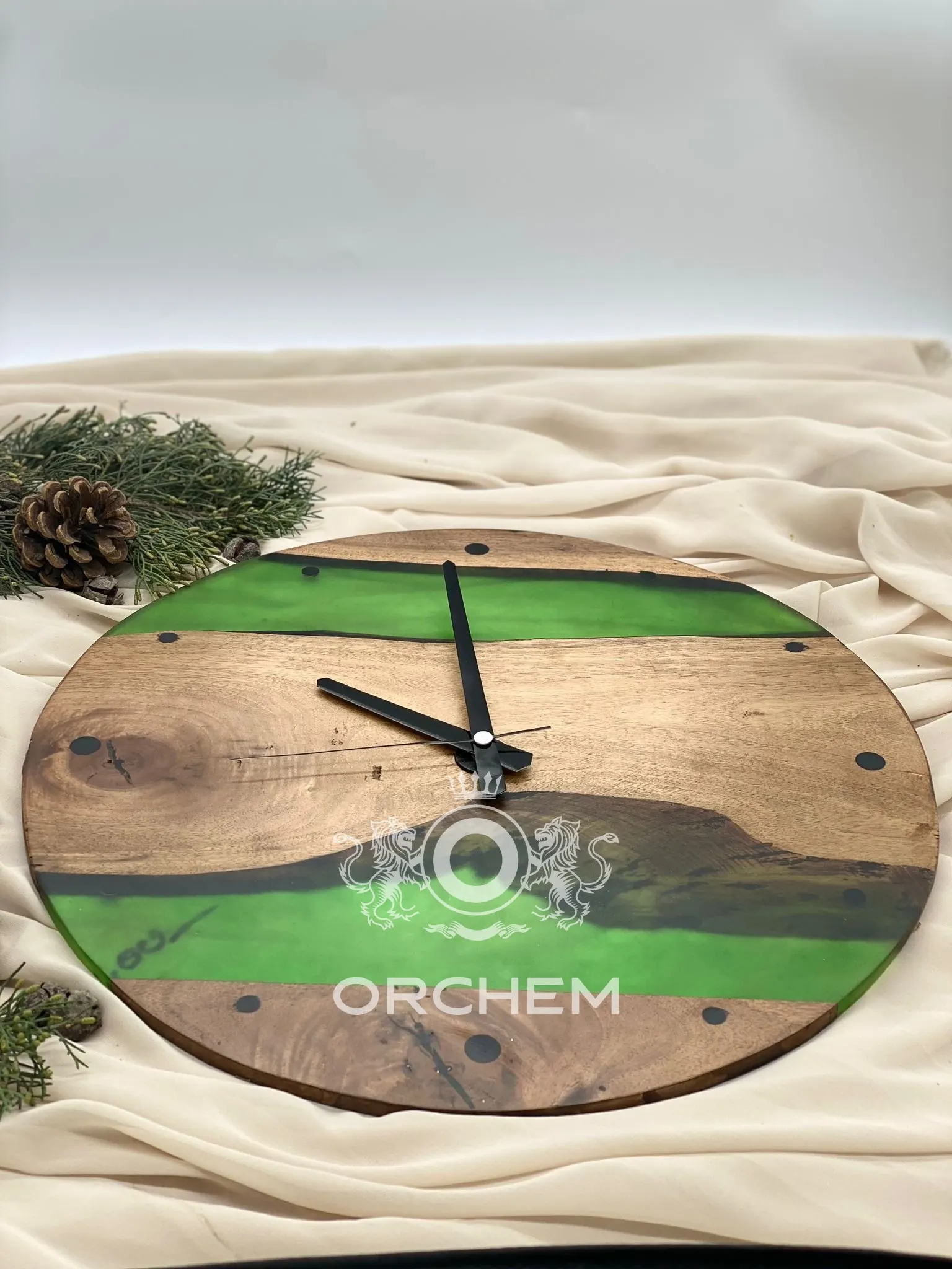 Wanduhr aus Holz und grünem Epoxid