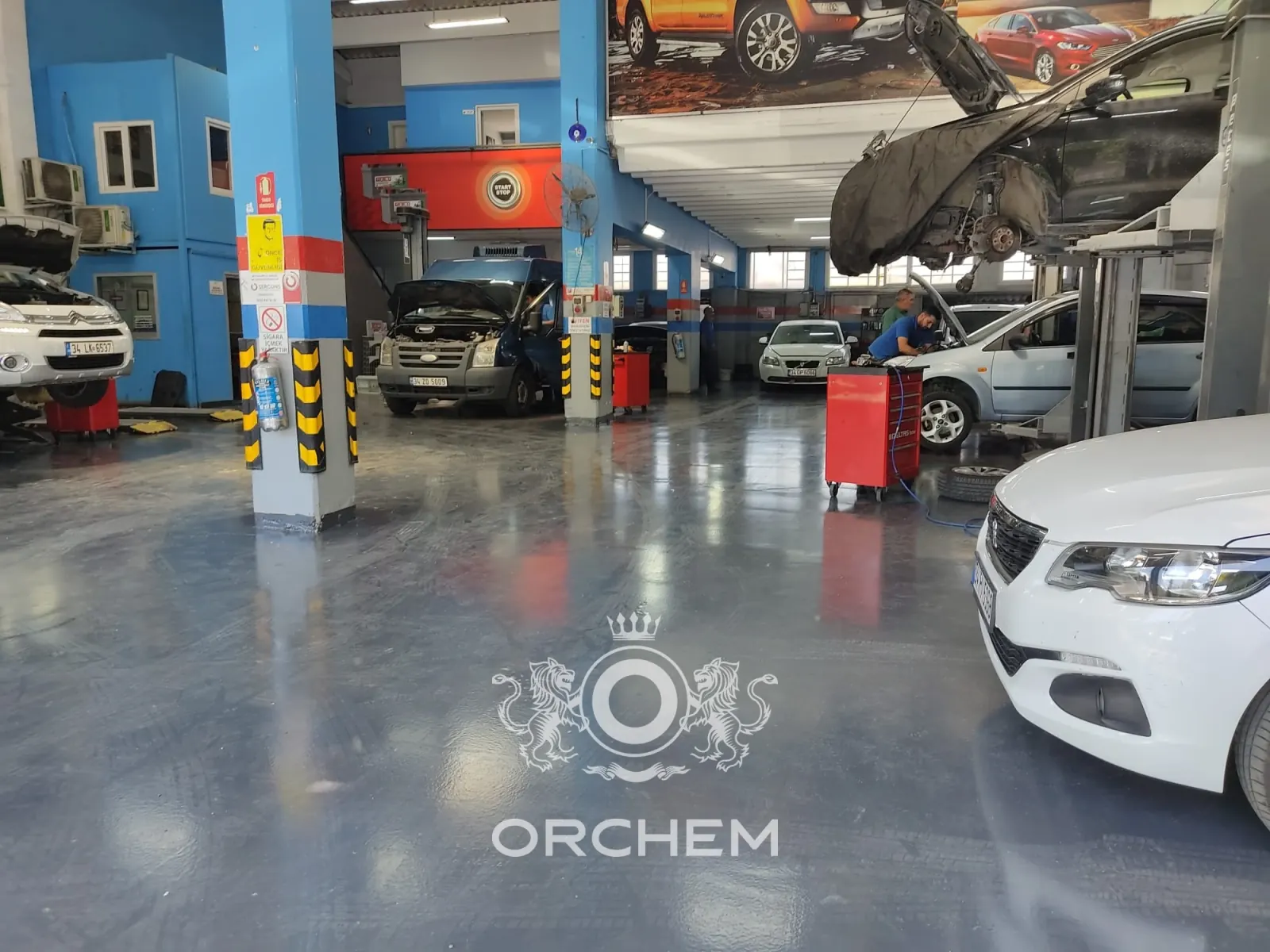 Revêtement de sol époxy dans un atelier automobile