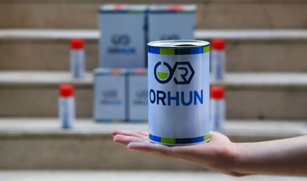 علبة ورنيش Orhun Kimya في كف مفتوحة